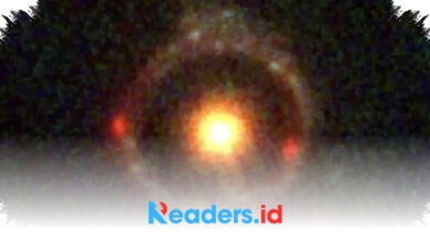 Cincin Einstein Terjauh JWST Ungkap Galaksi Purba yang Terlalu Padat