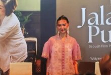 Jalan Pulang Mengubah Kebaya dari Seragam Kerja Menjadi Jembatan Ibu dan Anak