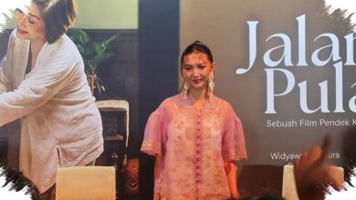 Jalan Pulang Mengubah Kebaya dari Seragam Kerja Menjadi Jembatan Ibu dan Anak