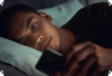 5 Kebiasaan Scrolling saat Stres yang Diam-Diam Membuat Mood Makin Terpuruk
