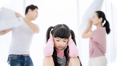 3 Kalimat yang Bisa Membuat Anak Dewasa Perlahan Menjauh dari Orang Tua